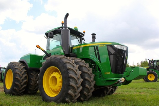 Introducing the epitome of agricultural prowess – the Deere 9R Tractor